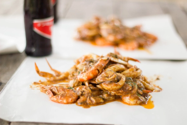 ทำไมร้านกุ้งถังนิยมใช้กระดาษเคลือบพลาสติก